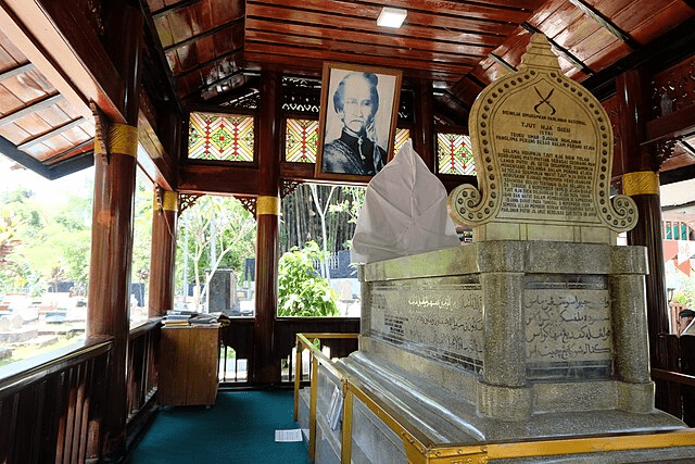 foto makam cut nyak dien