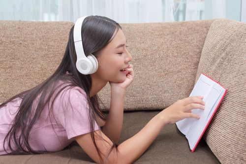 Belajar listening melalui lagu