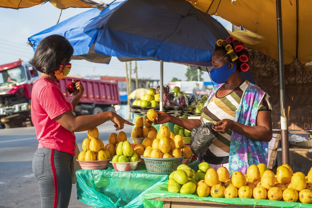 interaksi pembeli penjual di pasar