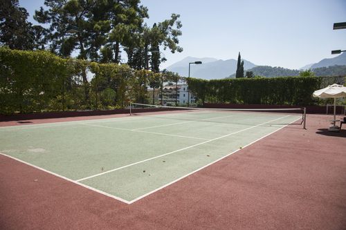 Lapangan tenis dalam bahasa Inggris
